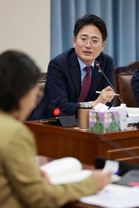 진호건 전남도의원이 농업기술원 김행란 원장에게 질의하고 있다.