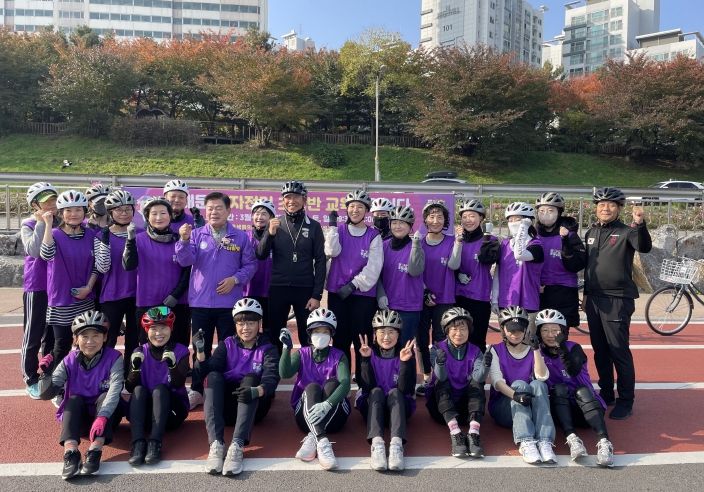 이필형 동대문구청장이 자전거교실 수강생들과 함께 기념촬영을 하고 있다