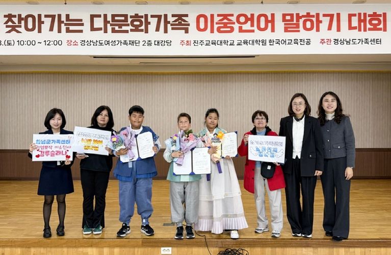 이중언어 말하기 대회에 참가 학생들이 기념촬영을 하고 있다.(왼쪽부터 김다닐, 텐바딤, 김루슬라나 학생)