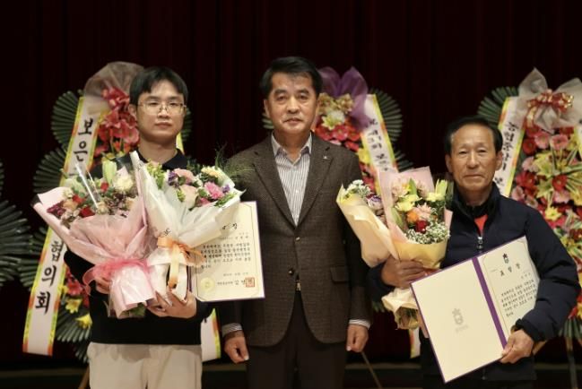 도지사표창자 좌측부터 김경재 농촌지두사, 최재형군수, 김두수씨