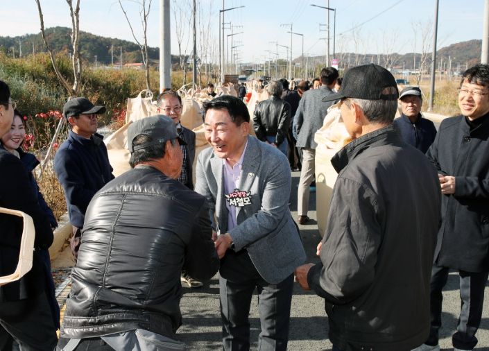 서철모 서구청장이 공공비축미곡 매입 현장을 방문해 관계자들을 격려하고 있다