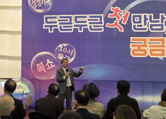 강기정 광주광역시장이 13일 오후 시청 1층 시민홀에서 열린 ‘광주온(ON) 시민정책참여단 만남의 날’ 행사에 참석해 시민들과 시정 현안을 공유하고 있다. /광주광역시 제공