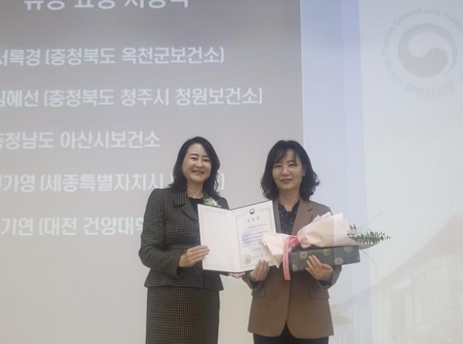 표창수상 후 기념촬영을 하고 있다.