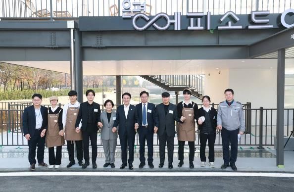 ‘은평에피소드’를 방문한 김민석 국무총리(왼쪽에서 여섯 번째)와 김미경 구청장(왼쪽에서 다섯 번째)