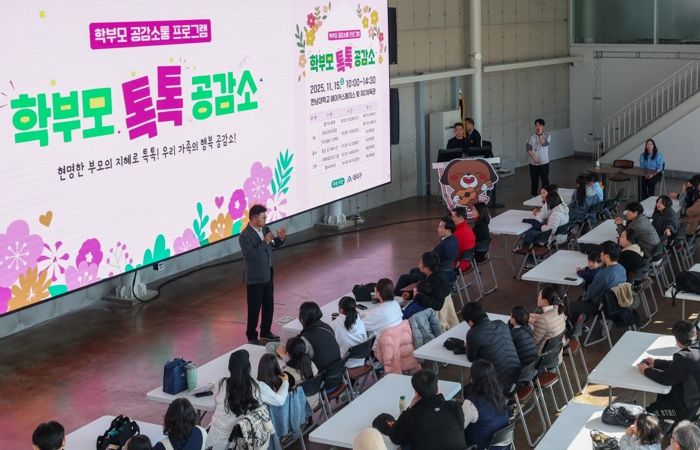 최충규 대덕구청장이 15일 한남대학교 메이커스페이스에서 열린‘학부모 톡톡 공감소’에 참석해 학부모들에게 인사를 전하고 있다.