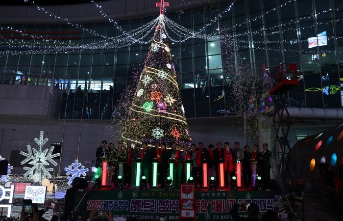 박병규 광산구청장이 지난 15일 광주송정역 광장에서 2025년 성탄 트리 점화식을 진행했다.