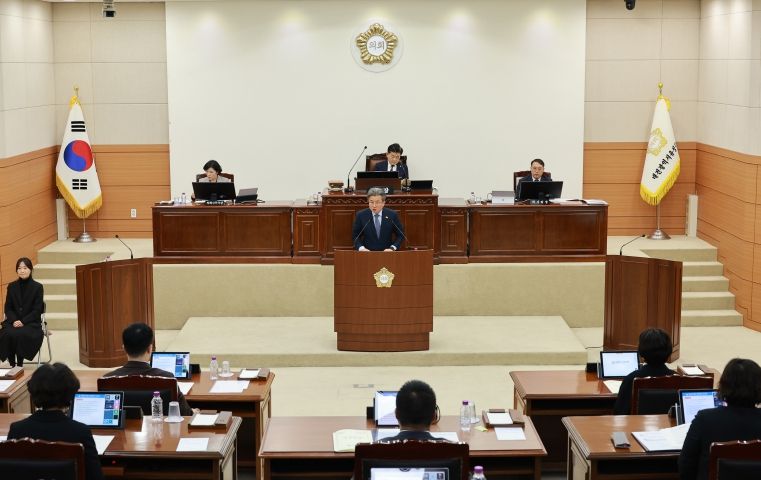 정용래 유성구청장이 20일 유성구의회 본회의에서 2026년도 예산안 제출에 즈음한 시정연설을 하고 있다.