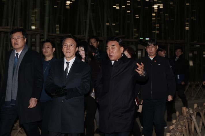 김민석 국무총리가 19일 무장애 관광수용태세 점검차 울산시 중구 태화강 국가정원을 방문, 김두겸 울산시장과 십리대숲길을 걷고 있다.
