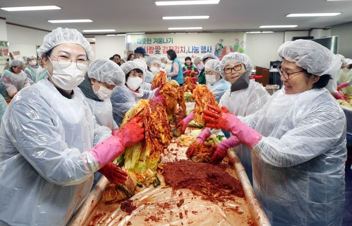 김치로 따스한 정 나눠요!...북구 김장 나눔 행사 다음 달까지 이어져