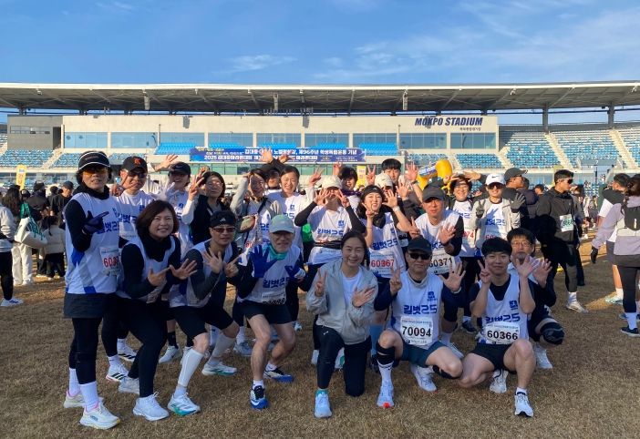 전라남도교육청 소속 마라톤 동호회 ‘길벗 25’동호인들이 23일 열린 ‘2025 김대중마라톤대회 및 제38회 전남교육감기 마라톤 대회’에 참가해 기념사진 촬영을 하고 있다.