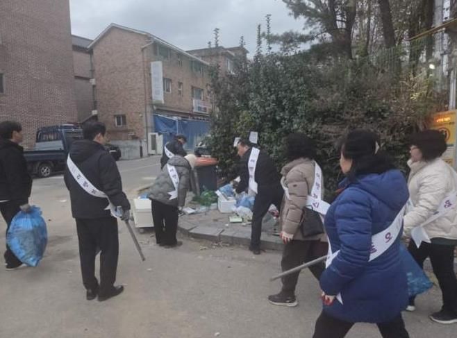 동두천시 보산 어벤져스 활동단, 쓰레기·낙엽 수거에 구슬땀