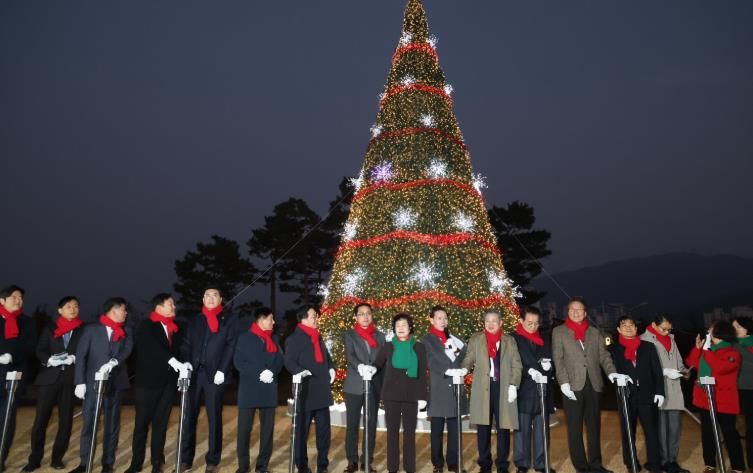 박희조 동구청장과 내빈들이 구청 잔디광장에서 성탄트리 점등식에 참여하고 있다