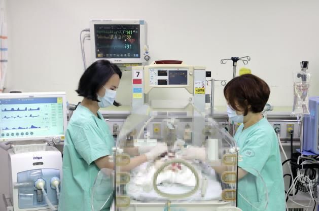 중증 소아환자를 돌보는 의료진 사진