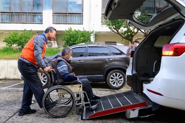 장애인 병원 동행 서비스 봉사하는 오순문 시장