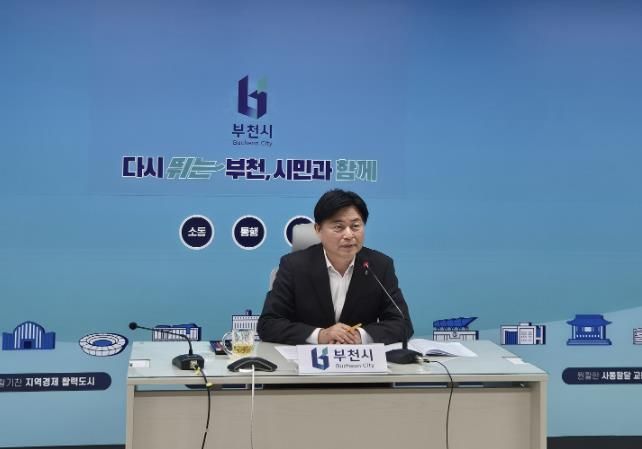 조용익 부천시장이 남북평화협력 지방정부협의회 2025년 하반기 정기총회에 참여하고 있다.