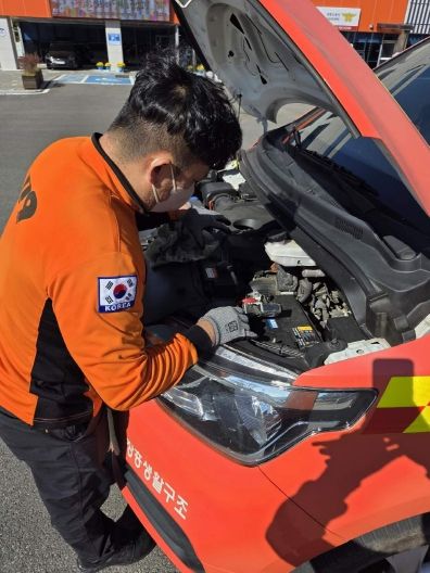 차량 배터리 점검 장면