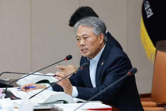 박성재 전남도의원이 농축산식품국 박현식 국장에게 질의하고 있다.