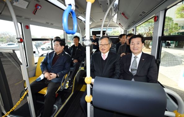‘밀양시 1호 수소저상 시내버스 시승식’에서 참석자들이 버스 주행 성능과 탑승 환경을 확인하고 있다.
