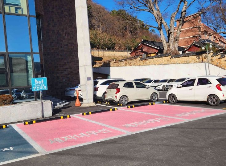 홍천군, 청사 내 ‘세 자녀 가구 전용 주차구역’ 신규 설치