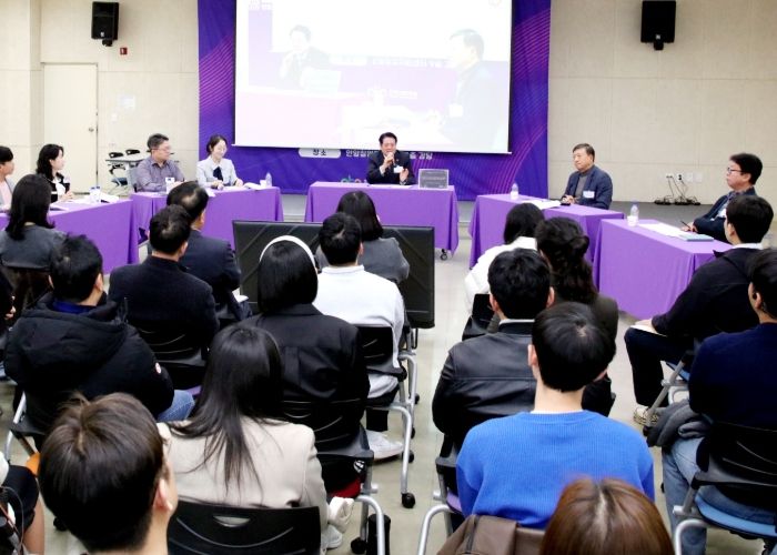 안양시가 민선8기 3주년 기념 공공·협력기관 순회간담회를 개최 중인 가운데, 2일 오후 3시부터 안양창업지원센터 9층 강당에서 안양산업진흥원 간담회가 진행되고 있다.