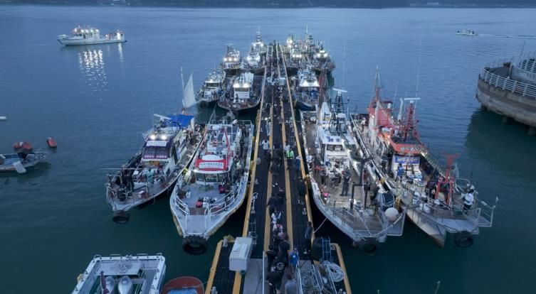 대회 성공을 위해 출항을 준비중인 낚시선박들.