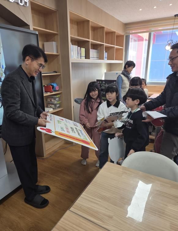 철원군 도창초등학교 “2025년 알뜰바자회 수익금 ” 철원군에 기탁