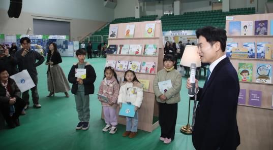 김대중 전라남도교육감이 ‘나도 작가 프로젝트’에 참여한 학생 작가들에게 격려의 말을 전하고 있다.