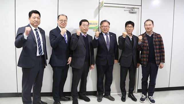 좌측부터 한국수자원공사 영·섬유역본부(주인호 본부장), 한국에너지공단 광주전남지역본부(장승찬 본부장), 한국전력공사 광주전남본부(한병준 본부장), 영산강유역환경청(김영우 청장), 광주광역시 에너지산업과(박준식 과장), 영산강유역환경청 환경관리국(김영식 국장).