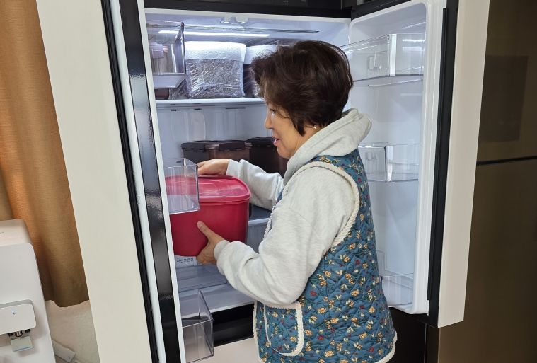 나주시가 어르신들의 식생활 안전 강화를 위해 올해 관내 261개소 경로당에 김치냉장고 보급을 완료했다.