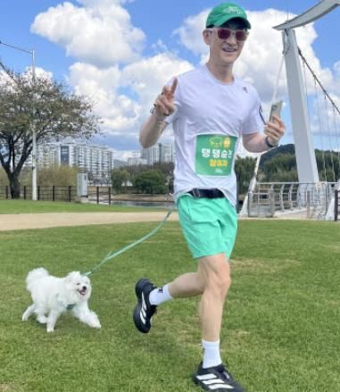 지난 10월 '2025 댕댕순천' 참가자가 반려견과 함께 오천그린광장을 달리고 있다.j