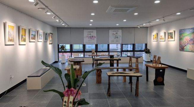 무안예술 한켠 전시실 전경