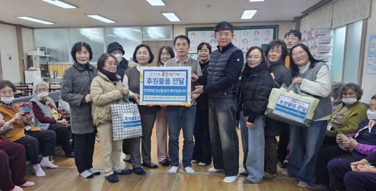 나주시중부노인복지관 ‘환경실천가과정’에 참여한 수강생들이 관내 복지시설 2개소에 손수 제작한 목도리를 기부했다.