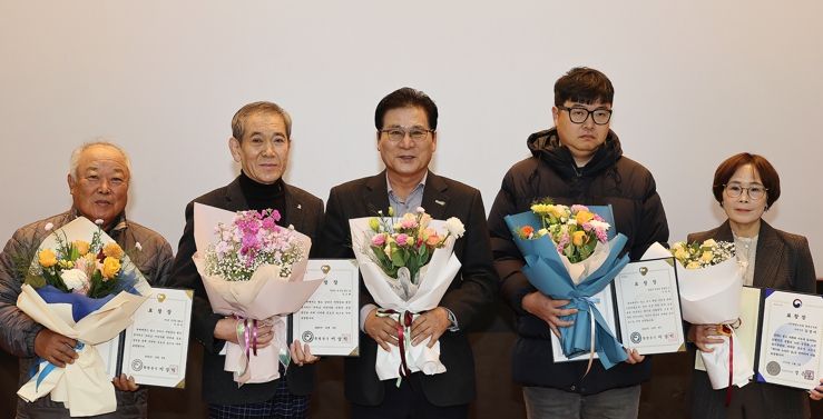 엄다면 주장평 씨(오른쪽 두번째)가 표창을 받는 사진