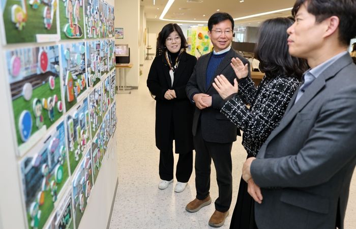 박병규 광산구청장이 지난 4일 구청 1층 ‘모두의 쉼터’에서 열린 ‘아동 권리 미술 전시회’를 찾아 아이들의 작품을 감상했다.