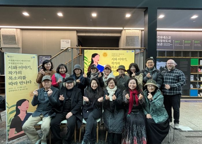 수지 곽 김과 부천문인들이 단체 사진을 찍고 있다.