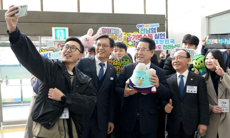 8일 영암군민회관 대회의실에서 열린 ‘영암군 정책비전 투어’ 행사에 참석한 김영록 전라남도지사가 영암군청 직원들과 함께 기념촬영을 하고 있다.