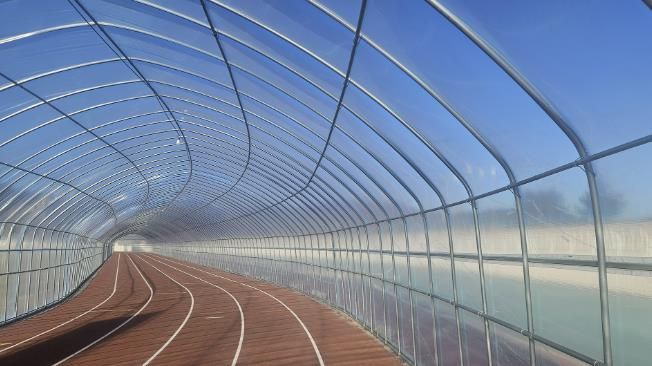 비닐하우스가 설치된 서산시 종합운동장 주 경기장 육상트랙 모습