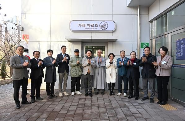 김동근 시장이 12월 8일 송산3동 공공복합청사 1층 주민 공유공간 개소식에서 관계자들과 기념사진을 찍고 있다.