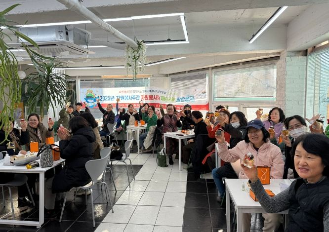 여수시는 지난 8일 연간 100시간 이상 활동한 우수 자원봉사자 50명을 대상으로 ‘2025 자원봉사주간 힐링캠프’ 프로그램을 운영했다.