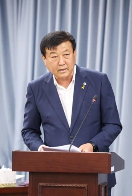 제395회 제2차 정례회 제7차 농수산위원회 회의(9일)에서 신승철 의원이 제안설명을 하고 있다.