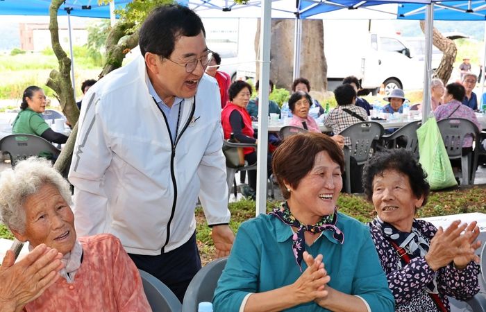 경주시가 의료·요양·돌봄 통합지원체계 구축에 나선 가운데, 한 야외 행사장에서 주낙영 경주시장이 지역 어르신들과 인사를 나누고 있다.