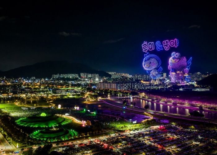 지난 10월 오천그린광장에서 열린 '올텐가'의 시그니처 캐릭터 드론쇼