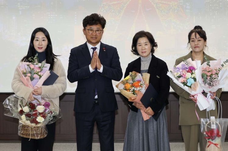 최충규 대덕구청장(사진 왼쪽 두 번째)과 양성평등과 여성친화도시 조성 유공자들이 16일 구청 청렴관에서 시상식을 마친 후 기념 촬영을 하고 있다.