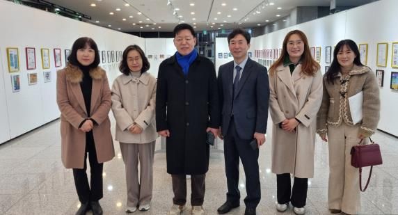 김정희 전라남도의회 순천성동초 예싹전시회 격려 사진