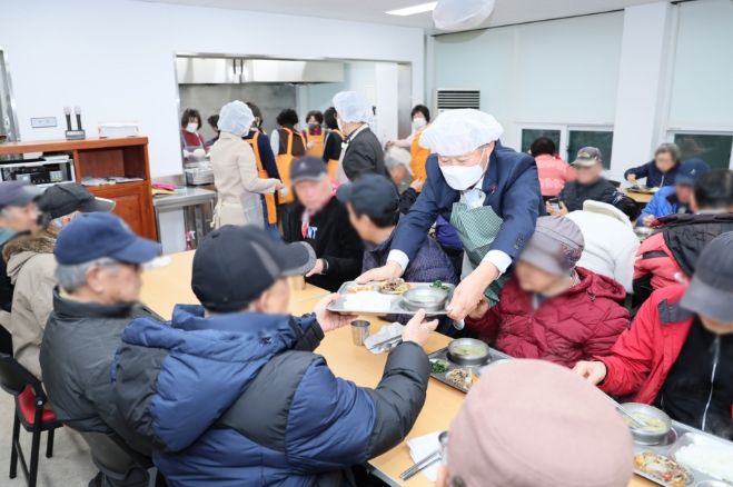 김완근 제주시장, 노인복지회관 경로식당 찾아 배식 봉사
