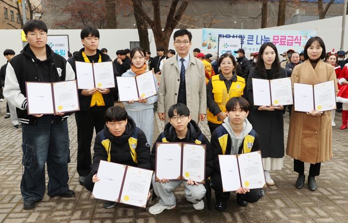 윤건영 충북교육감, 상당공원 급식나눔 봉사활동 참여