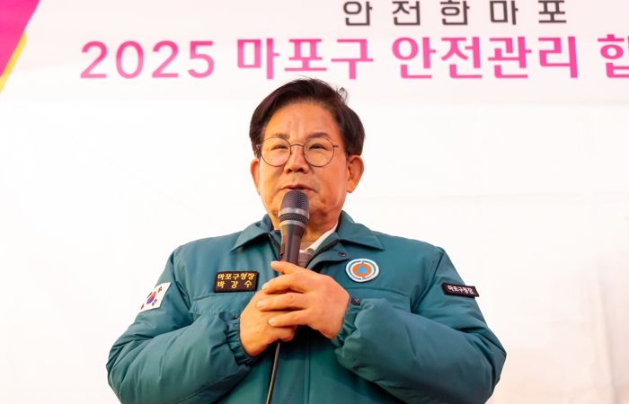 박강수 마포구청장은 레드로드에서 연말연시 다중잉판 안전관리에 적극적인 대응을 할 것을 당부하고 있다.