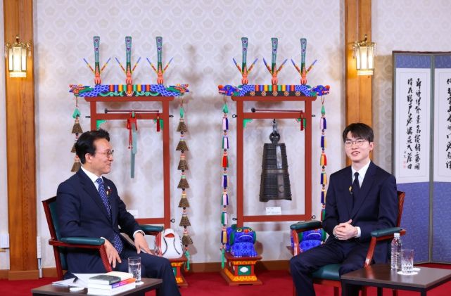 김민석 국무총리가 지난 18일 총리서울공관에서 프로게이머 '페이커' 이상혁 선수를 초청해 '제7차 토론나라: 총리의 인터뷰'를 진행하고 있다.