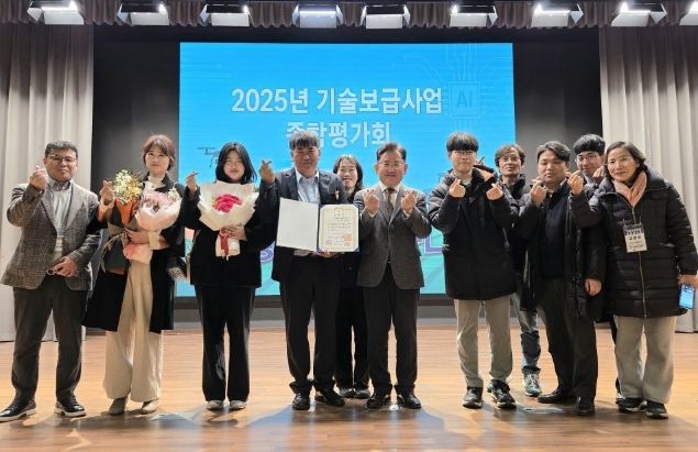 송산포도팜스토리 이완용 대표가 농림축산식품 과학기술 발전 유공 대통령 표창을 수상했다