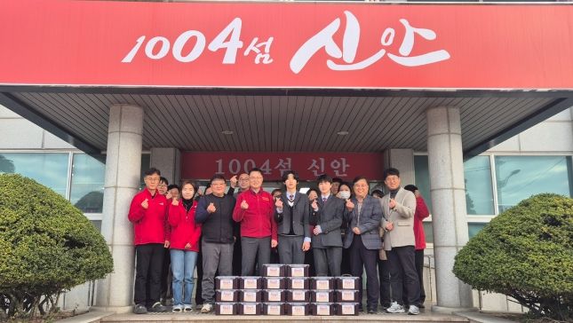 비금중학교 전교생이 함께 담근 김장 김치 20통을 비금면사무소에 기부했다.